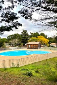 Bazen v nastanitvi oz. blizu nastanitve Apartment Les Sables Vignier-1 by Interhome