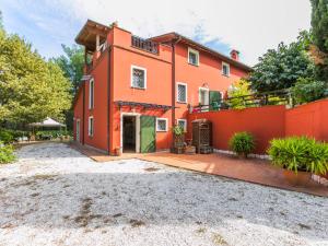 una casa naranja con una entrada delante de ella en Holiday Home Casale il Poggio by Interhome en Fucecchio