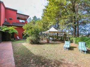 un patio con 2 sillas y un cenador en Holiday Home Casale il Poggio by Interhome, en Fucecchio