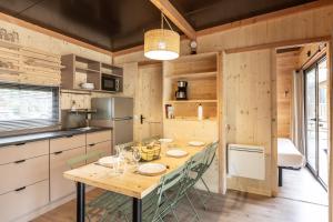 赫伯格的住宿－CityKamp Colmar，厨房配有带盘子的桌子