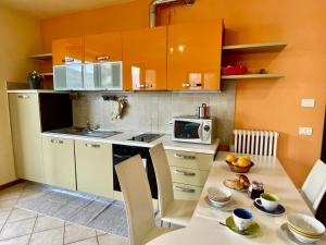 una pequeña cocina con mesa y microondas en Apartment by Interhome, en Dorio