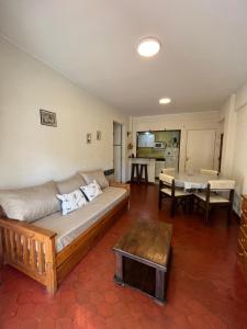 a living room with a couch and a table at Pinamar departamento in Pinamar