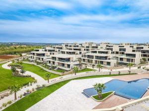 una vista aérea de un gran complejo de apartamentos con piscina en Holiday Home Semi-detached Villas Crveni vrh by Interhome, en Savudrija