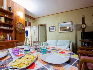 Apartment Le MOTTE by Interhome في ابيتون: طاولة غرفة الطعام مع طبق من الطعام عليها