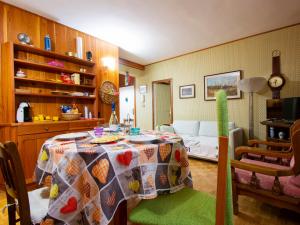 ein Wohnzimmer mit einem Tisch und einem Sofa in der Unterkunft Apartment Le MOTTE by Interhome in Abetone
