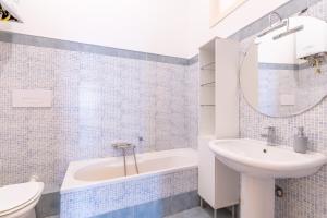 巴勒摩的住宿－Viola's Luxury House，一间带水槽、浴缸和卫生间的浴室
