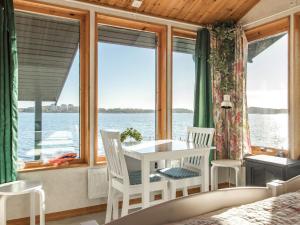 NättrabyhamnにあるHoliday Home Sjuhalla utsikten by Interhomeの窓の前にテーブルと椅子が備わるベッドルーム1室