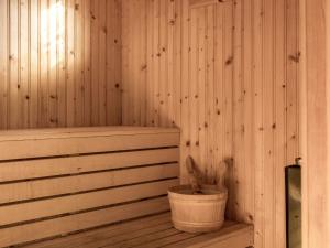 NättrabyhamnにあるHoliday Home Sjuhalla utsikten by Interhomeのサウナ(木製バスタブ、バケツ付)