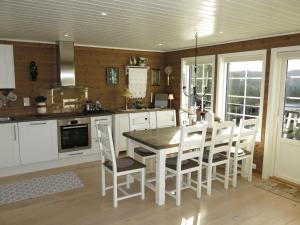 een keuken met een tafel en stoelen in een kamer bij Holiday Home Bortebu - SOW139 by Interhome in Åseral