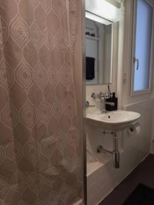 a bathroom with a sink and a shower at Süsse Wohnung in Zürcher Altstadt 3 in Zürich