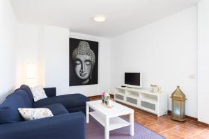 埃爾梅達諾的住宿－River Vista Marina，客厅配有蓝色的沙发和白色的桌子