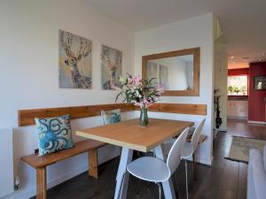 uma sala de jantar com uma mesa e um vaso de flores em Pass the Keys Modern House by the river Free parking em Nottingham