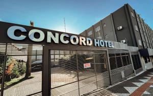 un cartel de hotel en la parte delantera de un edificio en Hotel Concord en Campo Grande
