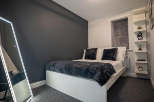 sypialnia z łóżkiem i lustrem w obiekcie Century House w Londynie