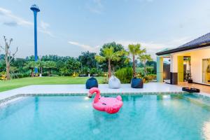 een zwembad met een roze flamingo in het water bij Prime Villa Hua Hin in Ban Thap Tai (1)