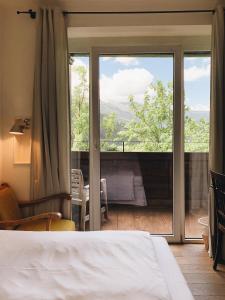 Nespecifikovaný výhled na hory nebo výhled na hory při pohledu z hotelu