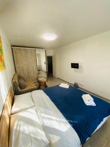 キーウにあるReal Home Apartments- Geroiv Dnipra Metro Stationのベッドルーム(大型ベッド1台、椅子付)