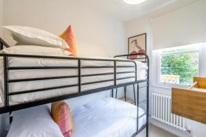 a bunk bed room with two bunk beds at 17 Trinity Lane in York