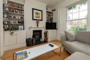 A seating area at Chic 2 bedroom House wGarden - De Beauvoir Hackney!