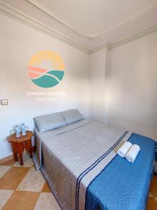 una camera con un letto e un cartello sul muro di Oued Laou Noor - Sunborn Holidays a Oued Laou