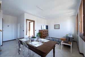 a living room with a wooden table and chairs at Dimore Al Borgo 4 in Montagnana