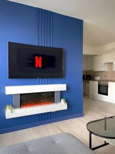 een woonkamer met een tv boven een open haard bij Central 2-bedroom apartment, Montrose in Montrose