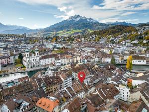una vista aerea di una città con un marcatore rosso di A&Y Oldtown Penthouse Loft Luzern a Lucerna