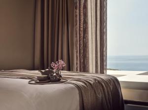 The Royal Senses Resort & Spa Crete, Curio Collection by Hilton客房内的一张或多张床位