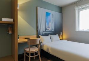 Säng eller sängar i ett rum på B&B HOTEL Nancy Laxou Zenith