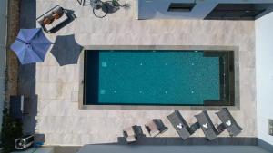 Bazén v ubytování הבית בלב כנען - וילה מהממת עם בריכה פרטית מחוממת בצפת nebo v jeho okolí