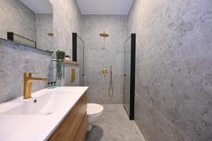 Koupelna v ubytování הבית בלב כנען - וילה מהממת עם בריכה פרטית מחוממת בצפת + 22 fotografií