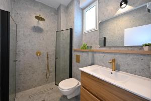 Koupelna v ubytování הבית בלב כנען - וילה מהממת עם בריכה פרטית מחוממת בצפת