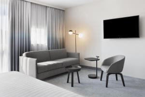 TV a/nebo společenská místnost v ubytování Courtyard by Marriott Basel