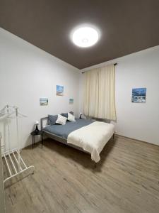 Ein Bett oder Betten in einem Zimmer der Unterkunft Classical Maisonnette near Charles Bridge