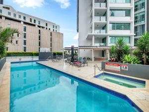 Kolam renang di atau dekat dengan Spectacular River View Apartment