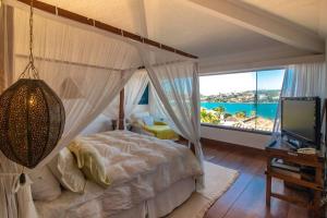 Postel nebo postele na pokoji v ubytování Mansão Imponente com Seis Suítes a 1min das Areias Praia da Ferradura Por Luxury Rentals + 28 fotografií