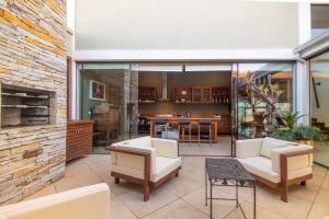 Posezení v ubytování Mansão Imponente com Seis Suítes a 1min das Areias Praia da Ferradura Por Luxury Rentals