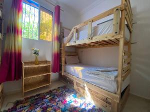 1 dormitorio con 2 literas en una habitación en Red Carpet Surf Camp, en Tamraght Ouzdar