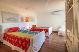 Postel nebo postele na pokoji v ubytování Mansão Imponente com Seis Suítes a 1min das Areias Praia da Ferradura Por Luxury Rentals