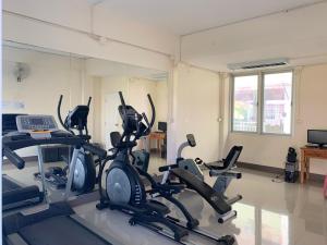 PJ PLACE في شيانج راي: صالة ألعاب رياضية مع العديد من دراجات ممارسة الرياضة في الغرفة