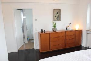 1 dormitorio con tocador de madera en una habitación en Schatzlhof Suite in Berg am Starnberger See, en Berg am Starnberger See