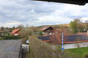 un grupo de paneles solares en los tejados de las casas en Schatzlhof Suite in Berg am Starnberger See, en Berg am Starnberger See