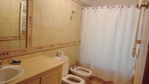 Et badeværelse på Cabaña romántica en la sierra + 22 billeder