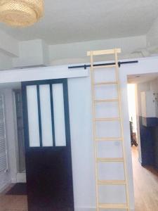 イヴリー・シュル・セーヌにあるA 300 mètres de Paris 13, superbe deux pièces neufのはしごとドアのある壁のある部屋