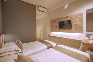 Ένα ή περισσότερα κρεβάτια σε δωμάτιο στο Hotel FortunaGrande Seturan Yogyakarta +15 φωτογραφίες