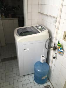 baño con lavadora y secadora de ropa en Quarto duplo e banheiro privado numa casa compartilhada em copacabana, en Río de Janeiro