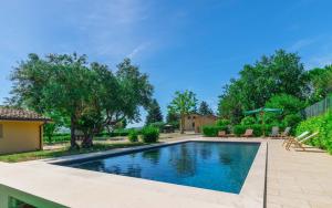 una piscina en el patio trasero de una casa en Italian Experience - Sunrise Hill Holiday Home, en Urbisaglia