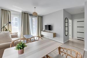 sala de estar con mesa y sillas en Flatbook - City Center Apartments Bastion Wałowa, en Gdansk