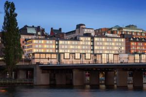 eine Brücke über einen Fluss mit Gebäuden im Hintergrund in der Unterkunft Hilton Stockholm Slussen Hotel in Stockholm