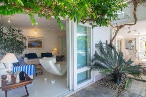 una sala de estar con un sofá y una mesa en Harmoniosa Mansão a poucos passos da Praia, en Búzios